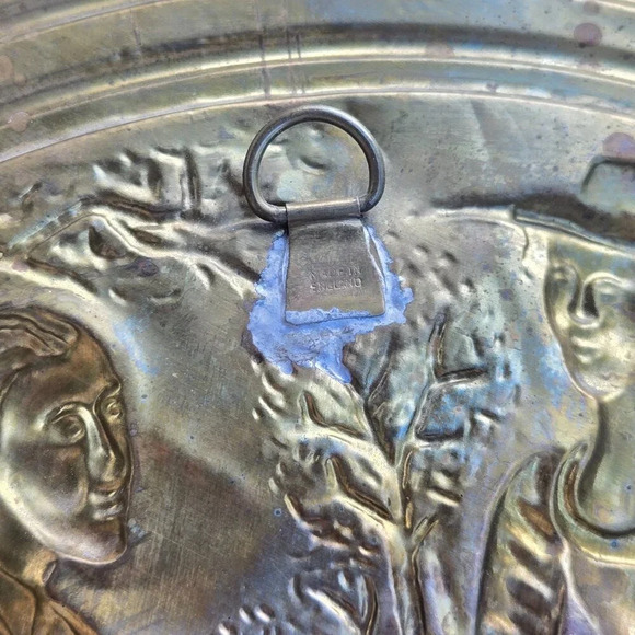 Set of 2 Vintage Brass Embossed Metal Wall  Plates, Romantic Scenes - Picture 14 of 14